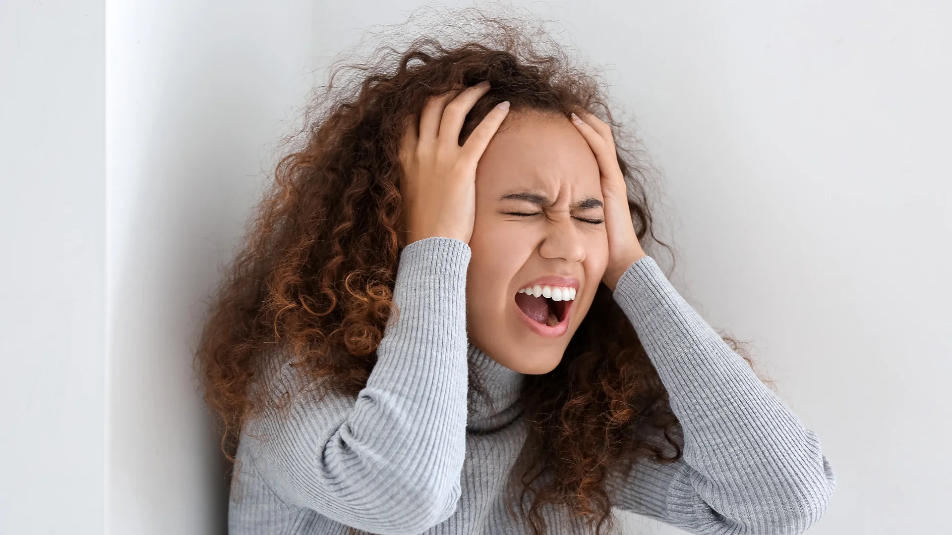 Histeri Krizi Nedir? Belirtileri ve Histeri Nevrozu ile İlişkisi
