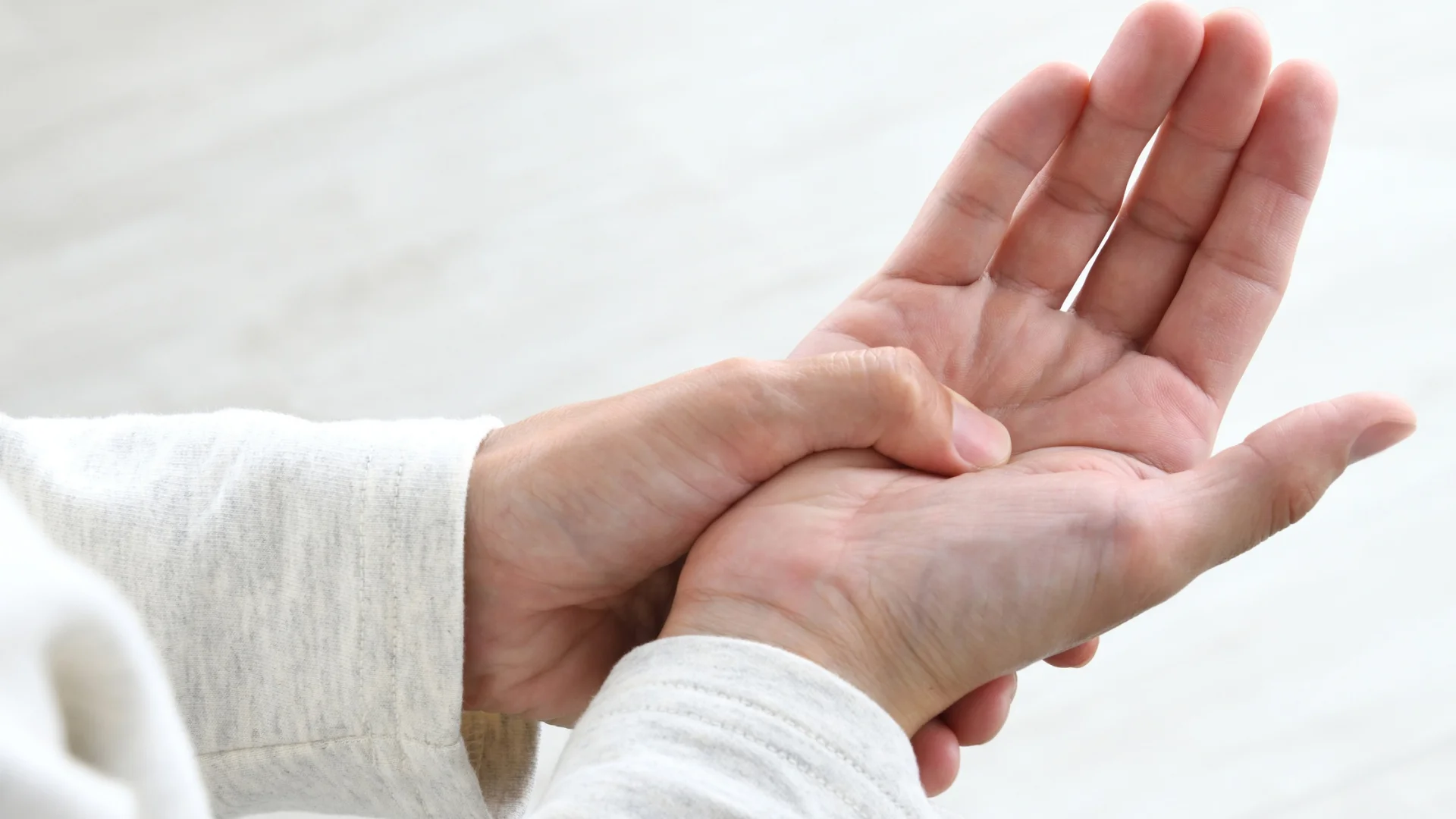 Tremor Nedir? Belirtileri, Çeşitleri ve Tedavi Yöntemleri