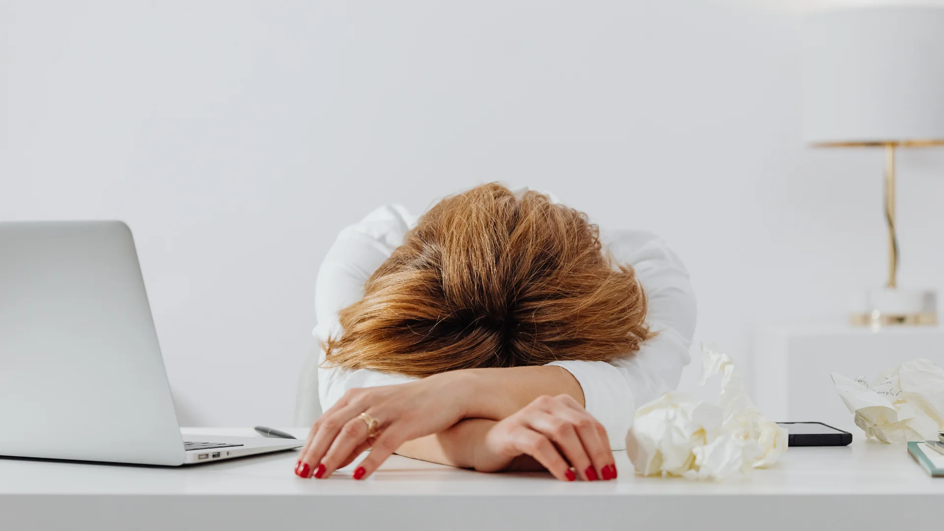 Tükenmişlik Sendromu (Burnout) Nedir? Belirtileri, Nedenleri ve Başa Çıkma Yolları
